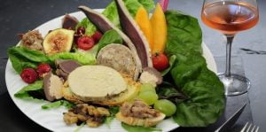 Insalata mista con petto d'anatra essiccato alla dcanard du Gers