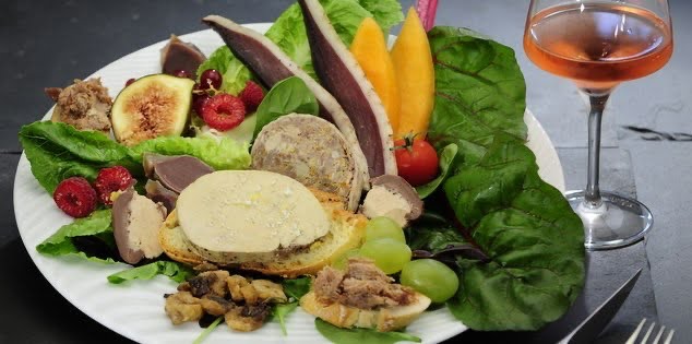 Insalata mista con petto d'anatra essiccato alla dcanard du Gers